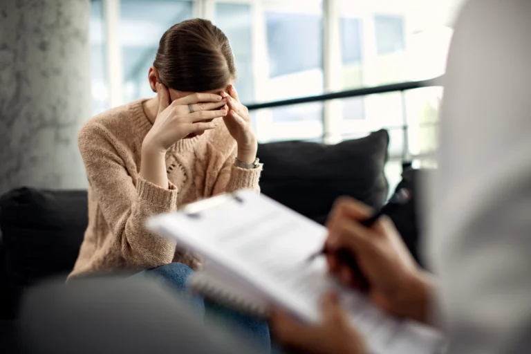 Pessoa em atendimento profissional, representando dúvidas sobre CID F31, transtorno bipolar e benefícios do INSS.