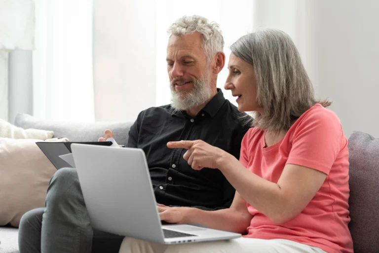 Casal consultando informações sobre aposentadoria programada no portal Meu INSS.