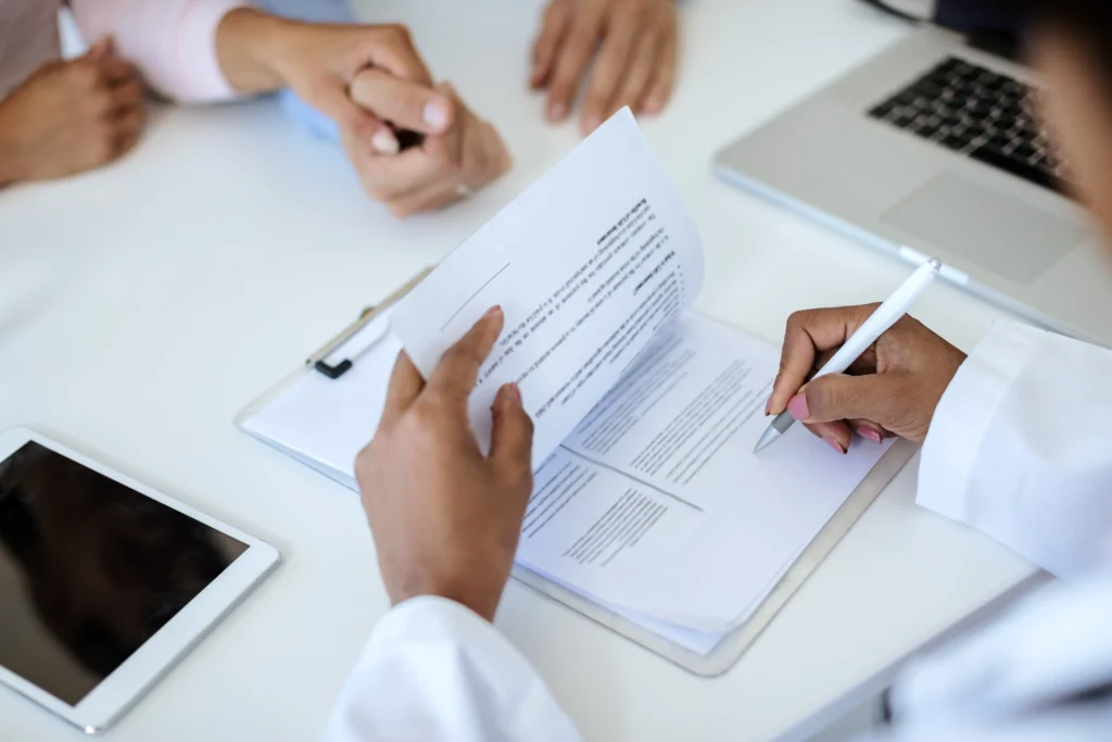Médico em consulta faz anotações para entrega de laudo médico para o INSS