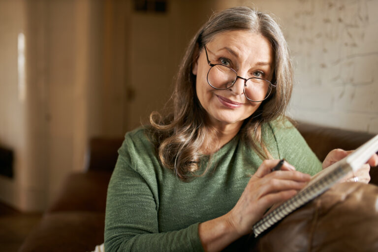 Mulher revisando anotações sobre aposentadoria por idade em 2026
